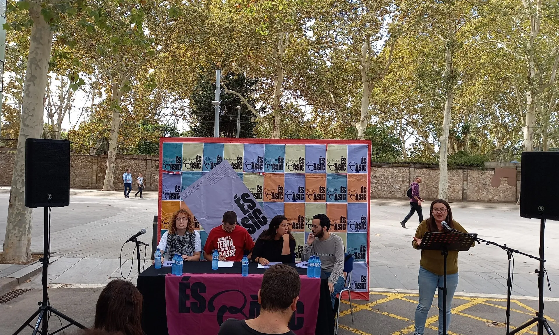  És Bàsic organitza un debat que inclou diverses perspectives i anima els joves a portar el debat als carrers.