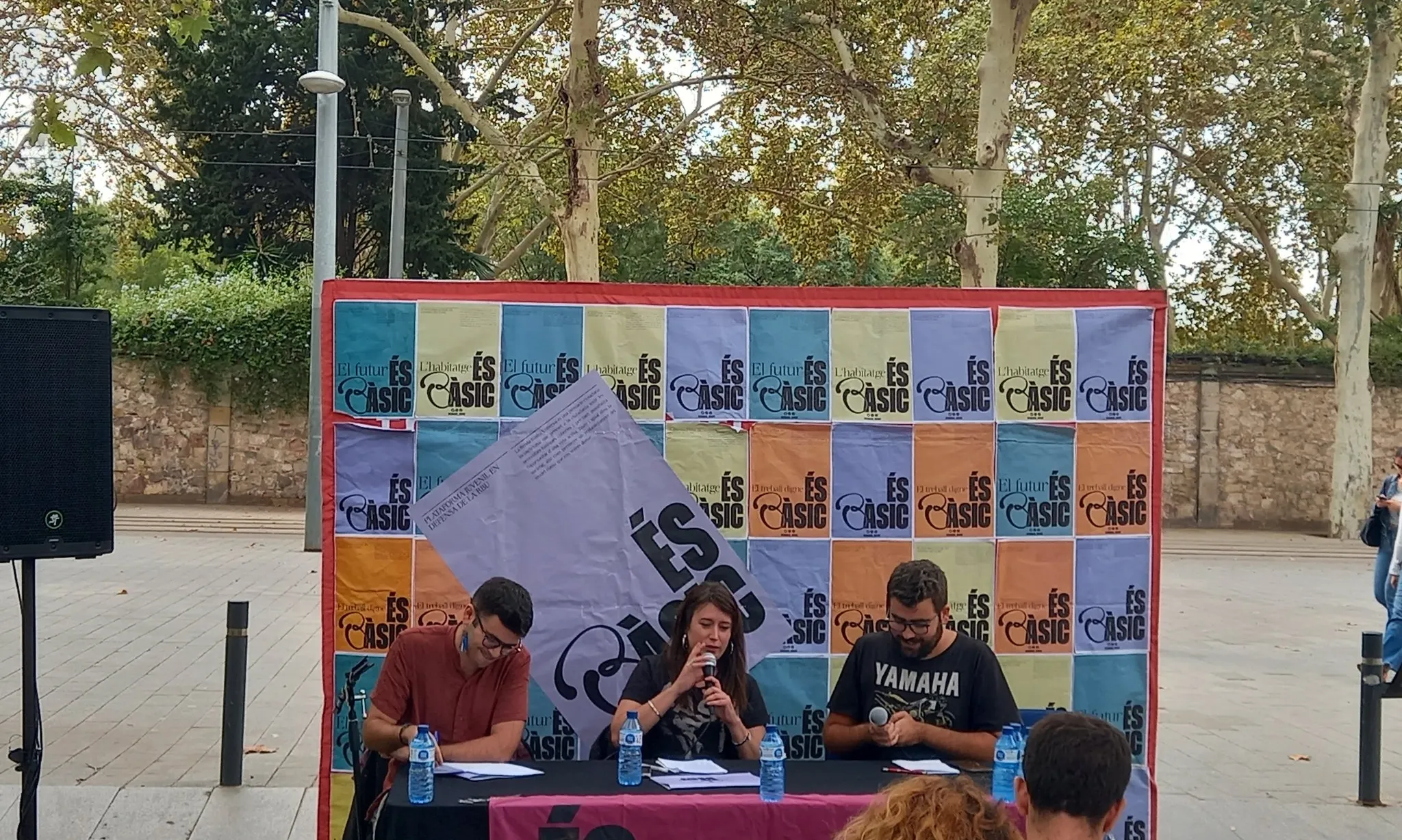  És Bàsic organitza un debat que inclou diverses perspectives i anima els joves a portar el debat als carrers.