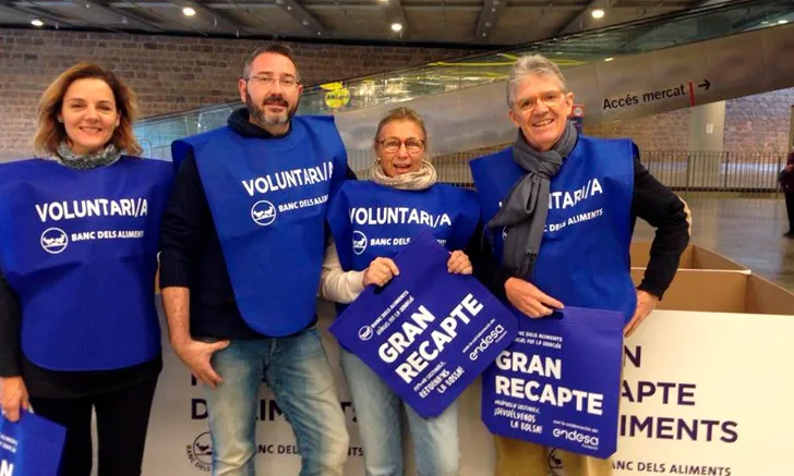 El voluntariat s'encarrega de dinamitzar els punts de recollida d'aliments en torns de quatre hores.
