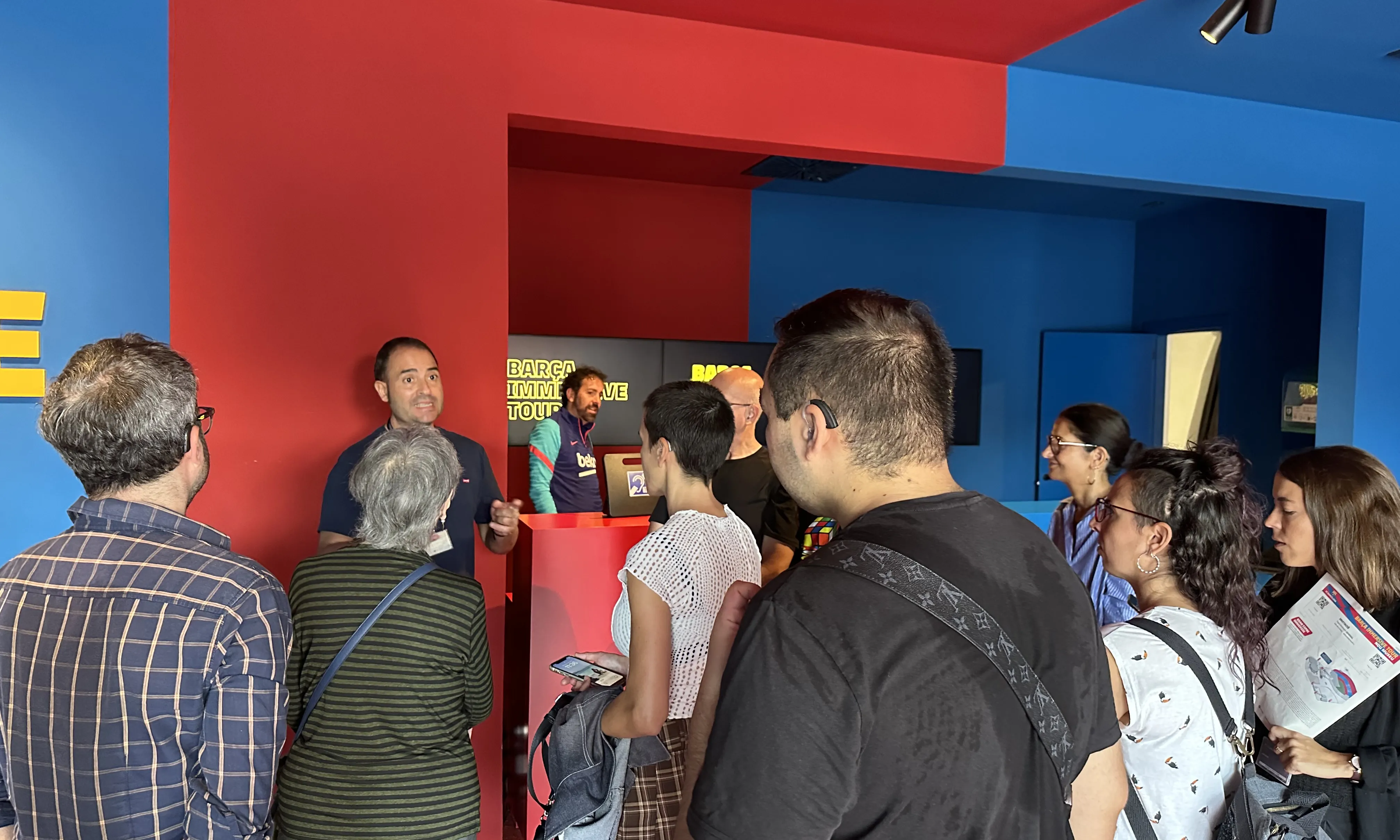 Persones amb sordesa poden gaudir de la visita al museu temporal del FC Barcelona gràcies a l'accessibilitat