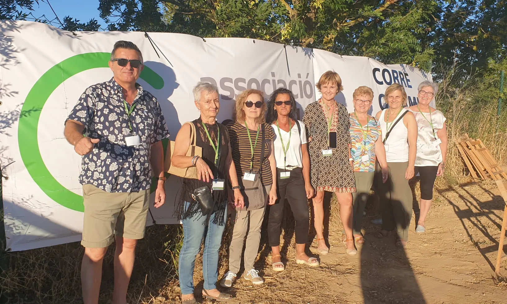 Fotografia de famílila de part de l'equip de l'Associació Contra el Càncer Vilafant.