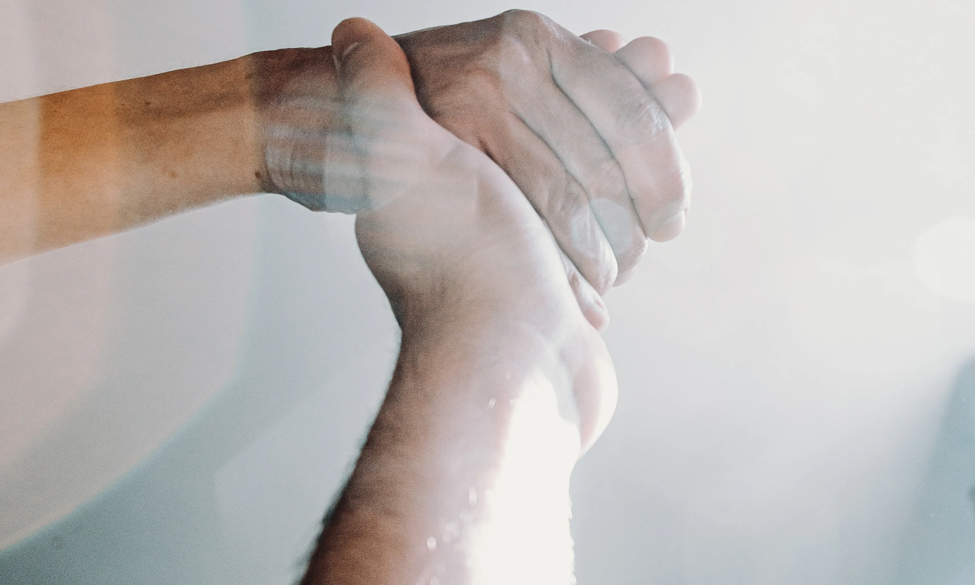 Mà agafant una altre mà. Font: Pexels - Ave Calvar Martinez