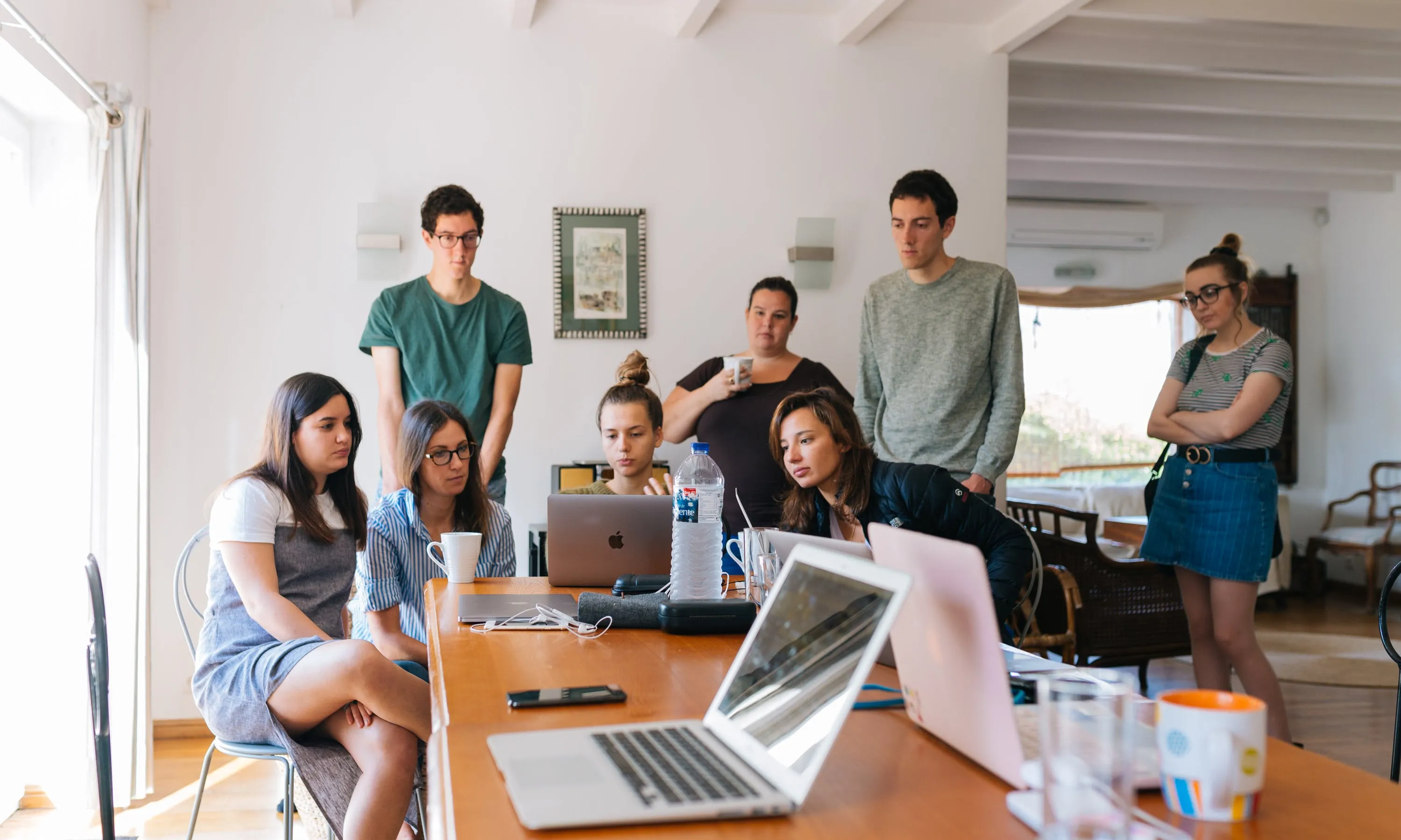 Joves fent un treball en grup. Font: Pexels - Fox