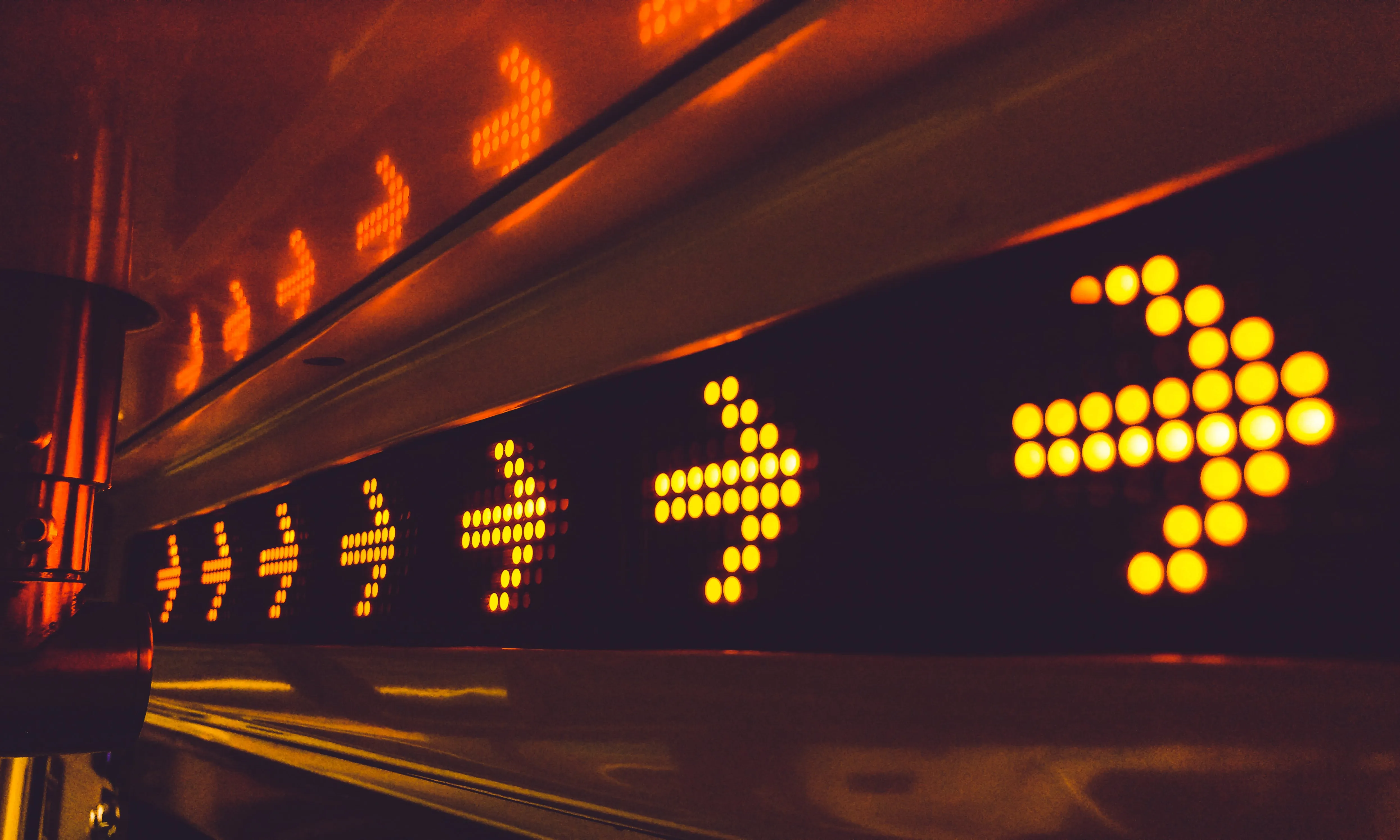 Panell indicatiu amb fletxes. Font: Pexels - Isaque Pereira