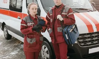 Gent jove treballant en una ambulància. Font: Pexels - Pavel Danilyuk