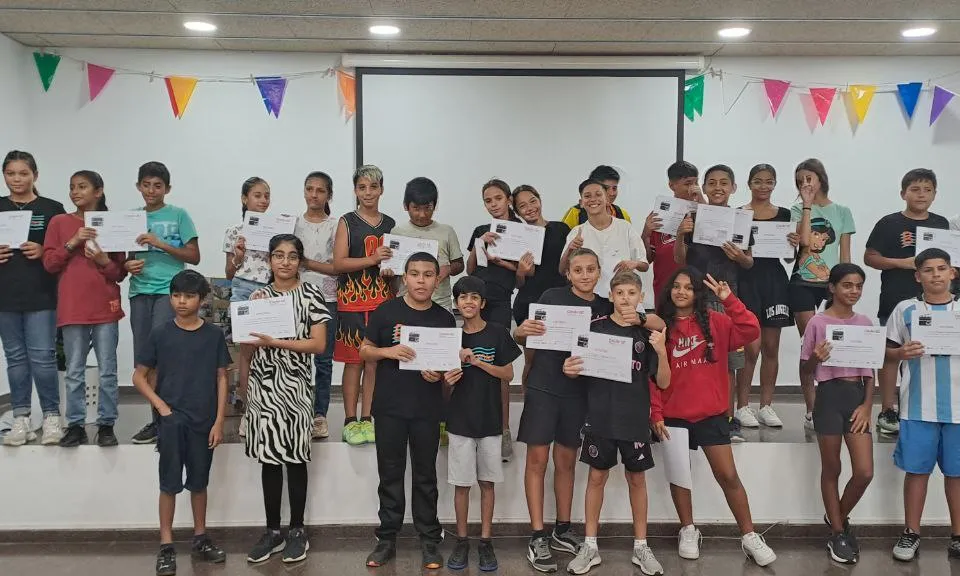 Alumnes participants del projecte CreAr-tE, al final de la projecció dels reportatges a l'EOI de Badalona