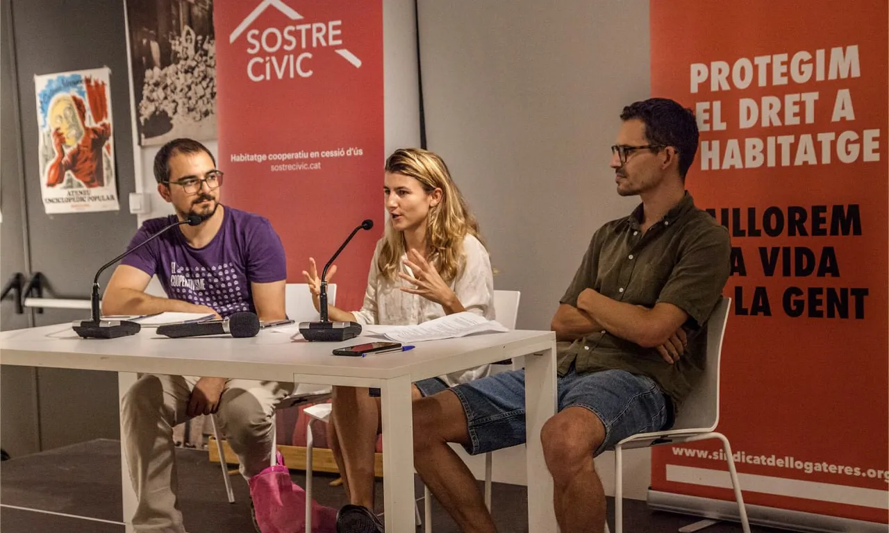 Yabel Pérez, de la cooperativa Sostre Cívic, i Carme Arcarazo, del Sindicat de Llogateres, durant la presentació de l'acord a l'Ateneu Enciclopèdic Popular de Barcelona. Font: Sostre Cívic.