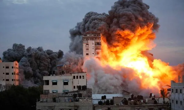 Els bombardejos israelians sobre Gaza ja han causat més de 2.700 morts.