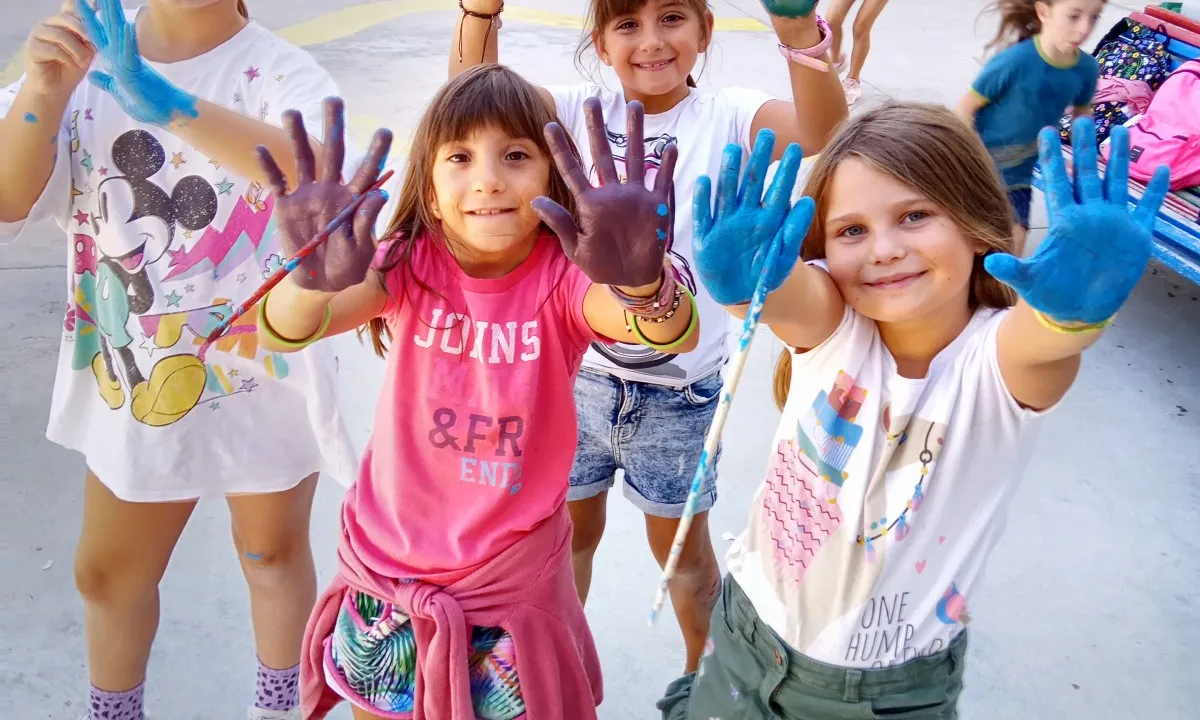 Quàlia organitza i gestiona menjadors, casals, colònies, camps, extraescolars i tallers amb centres escolars.