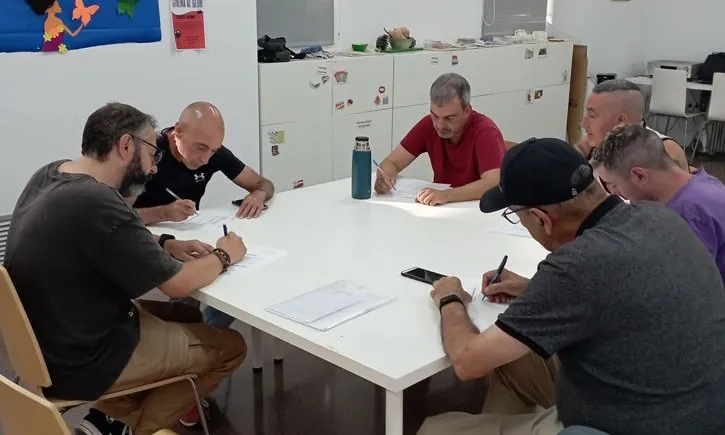 Usuàries del club social preparant el programa de ràdio 'El racó de la bogeria'.