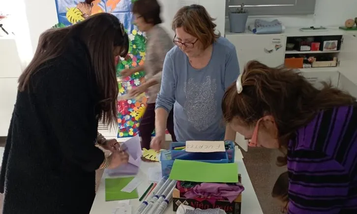 Usuàries de La Xamba preparen la celebració del 8 de març, Dia de la Dona.