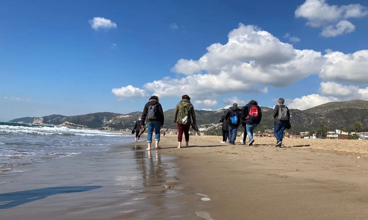 Imatge d'una de les sortides a la platja per a les persones ateses a la Fundació.