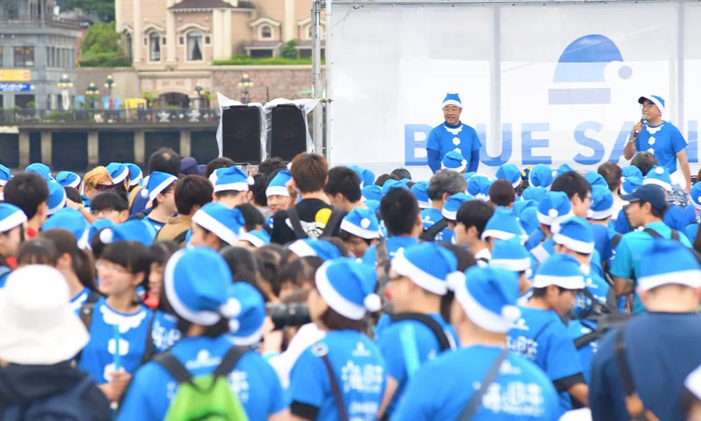 El ‘Blue Santa’ arriba del Japó per despertar la consciència ambiental i netejar les costes de residus.