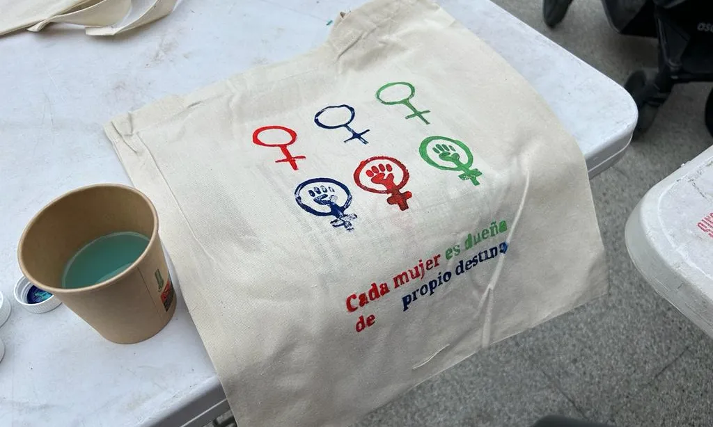 Una de les bosses que es van estampar durant el taller. Font: Colectic.
