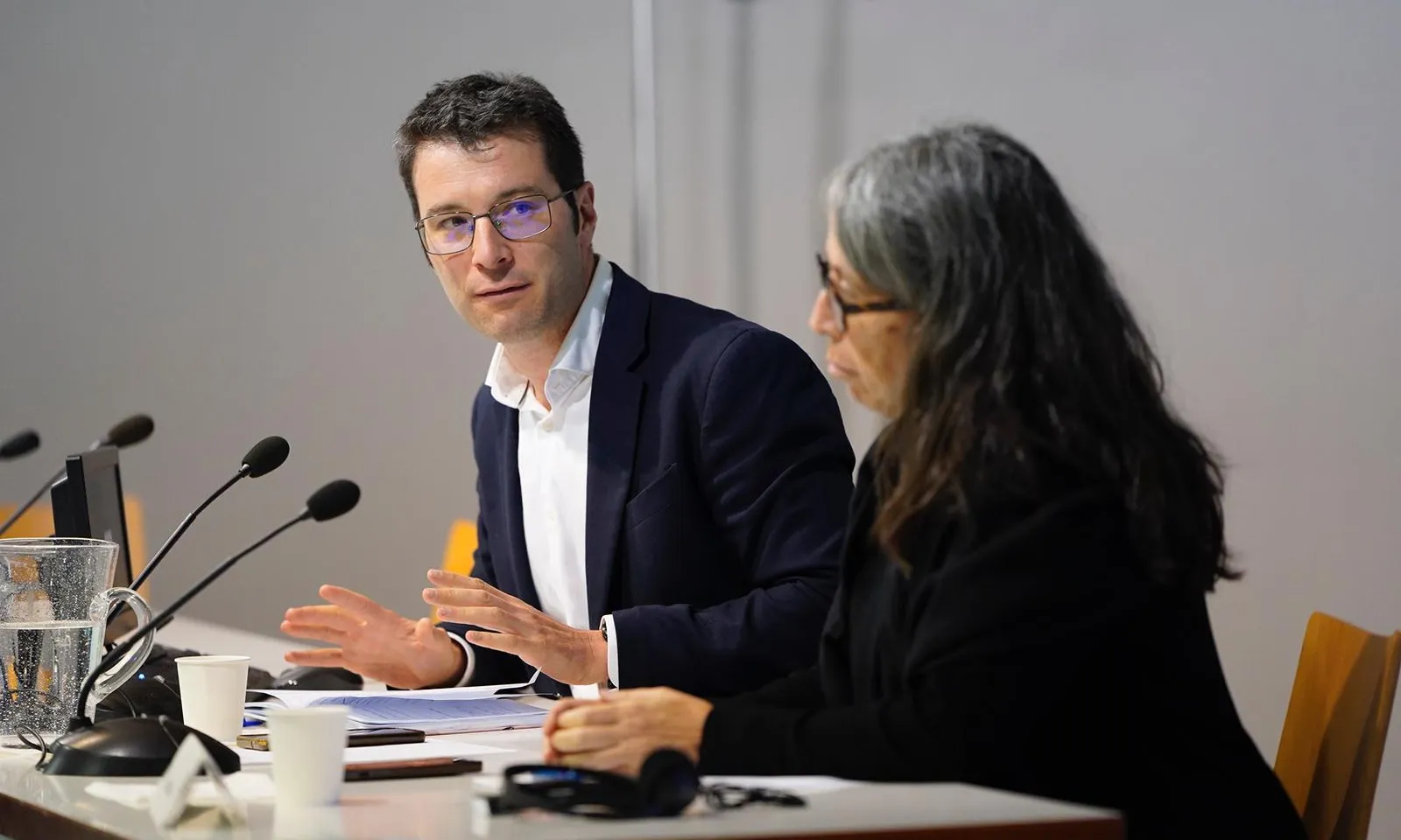 El director de la Plataforma de Infancia, Ricardo Ibarra, amb la directora general d’Atenció a la Infància i l’Adolescència, de la Generalitat, Ester Cabanes, al debat 'Europa Social' celebrat a Barcelona.