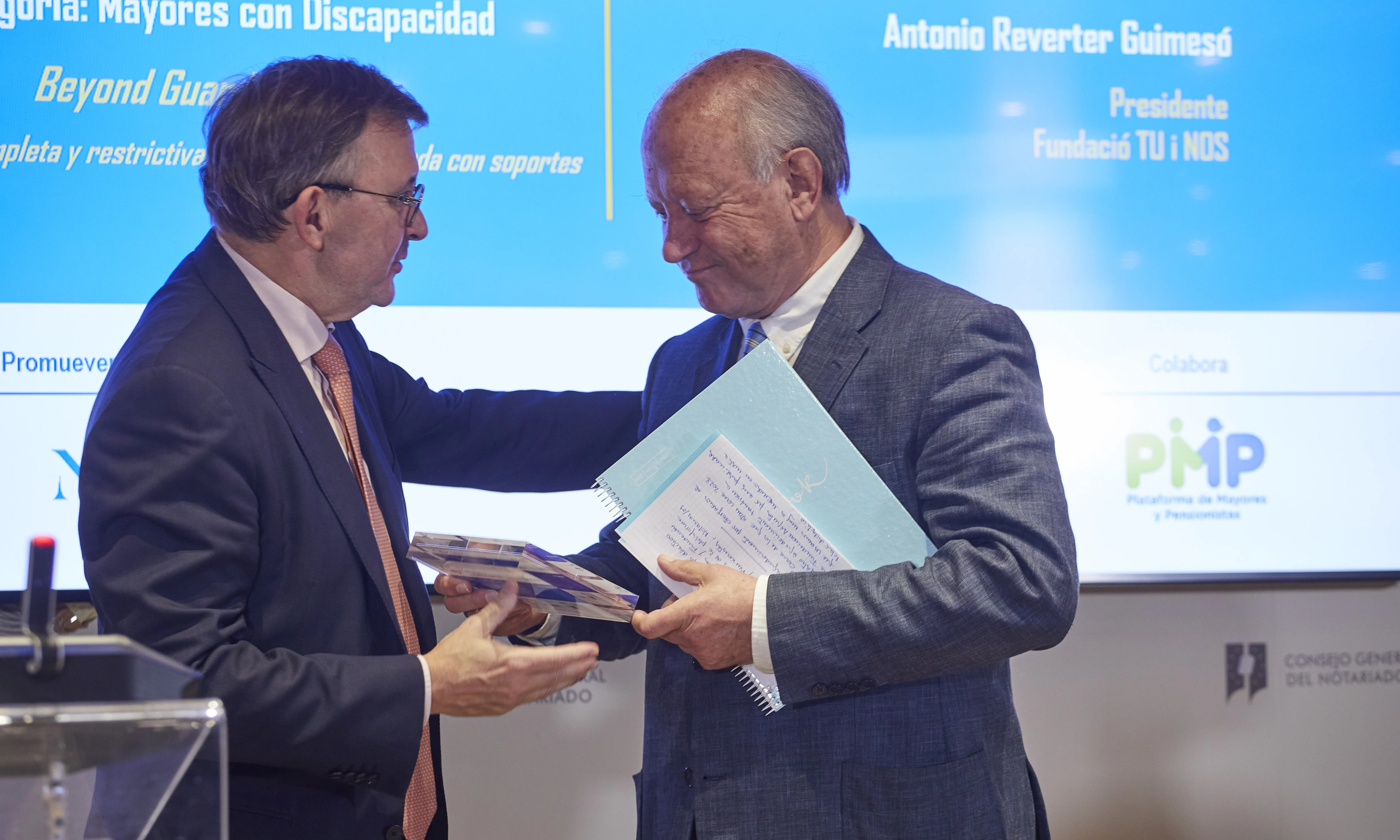 Entrega Premi al Sr.Reverter, President de TU-i-NOS Fundació