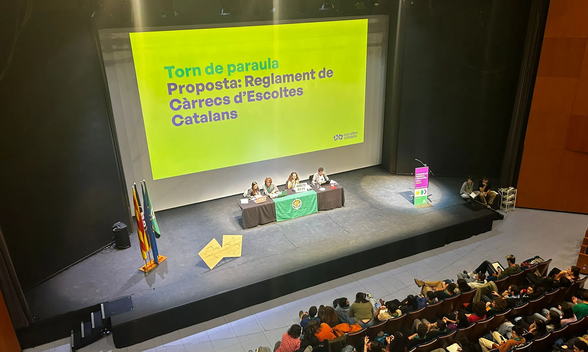 El Teatre Monumental de Mataró es va omplir amb més de 650 joves per debatre i decidir el rumb d'Escoltes Catalans per aquest nou curs 2023-24