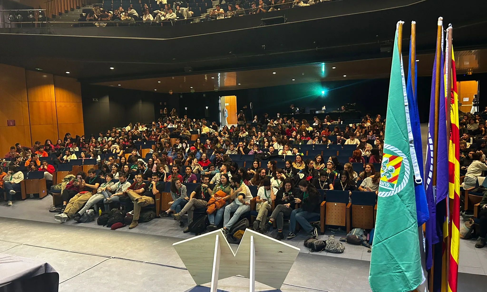 El Teatre Monumental de Mataró es va omplir amb més de 650 joves per debatre i decidir el rumb d'Escoltes Catalans per aquest nou curs 2023-24
