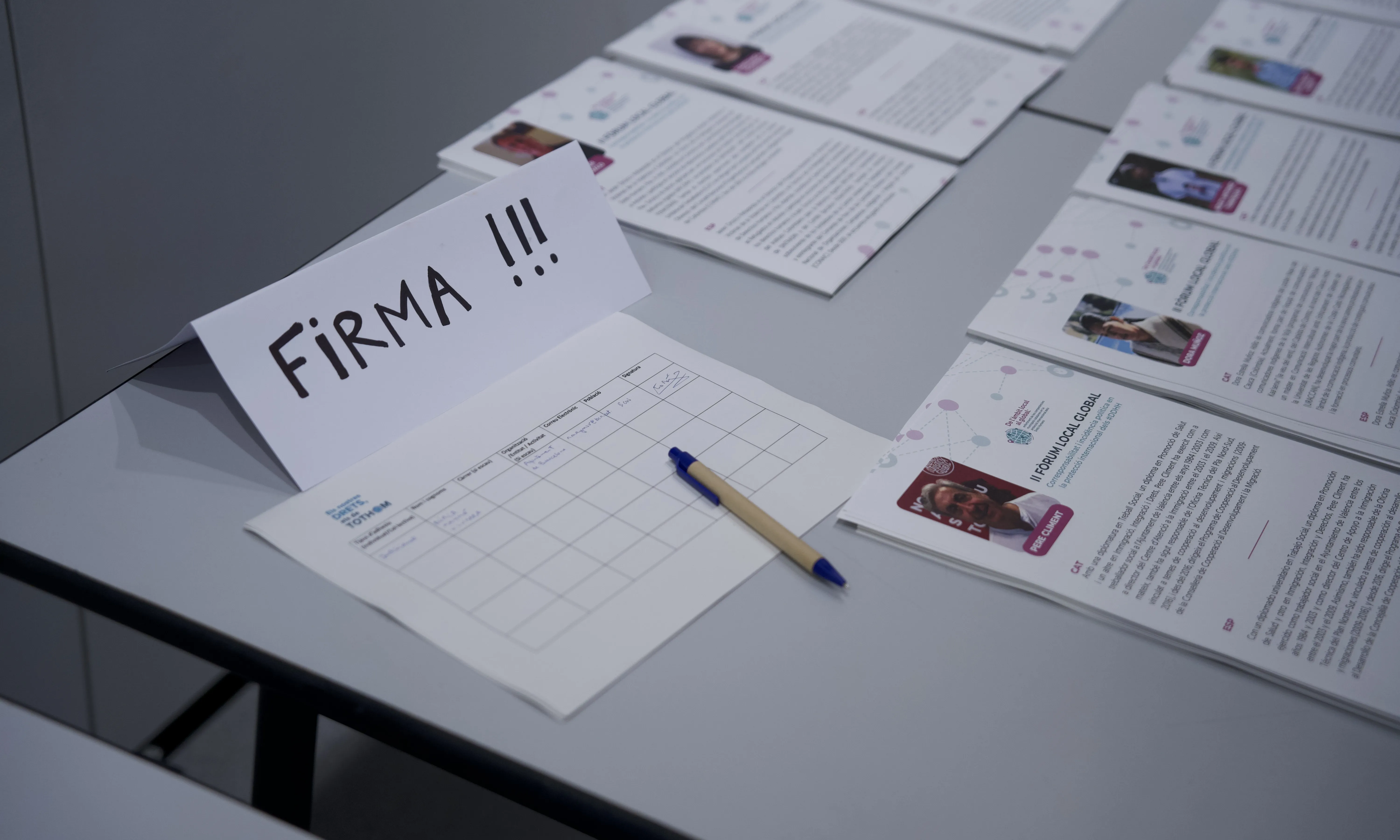 Imatge de firmes del manifest "Els nostres drets, els de tothom".