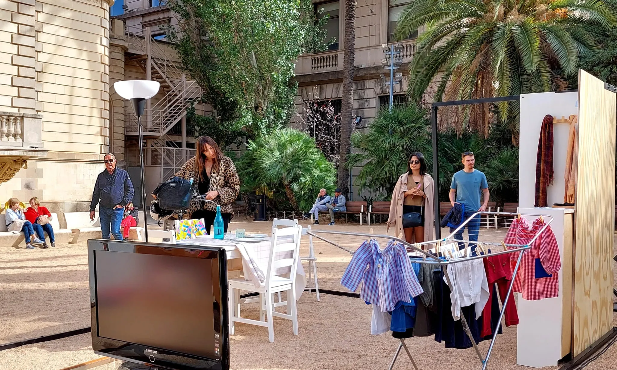 L'exposició 'La llar de les absències' mostra una casa per veure quins elements hi ha i quins falten per viure-hi amb dignitat.