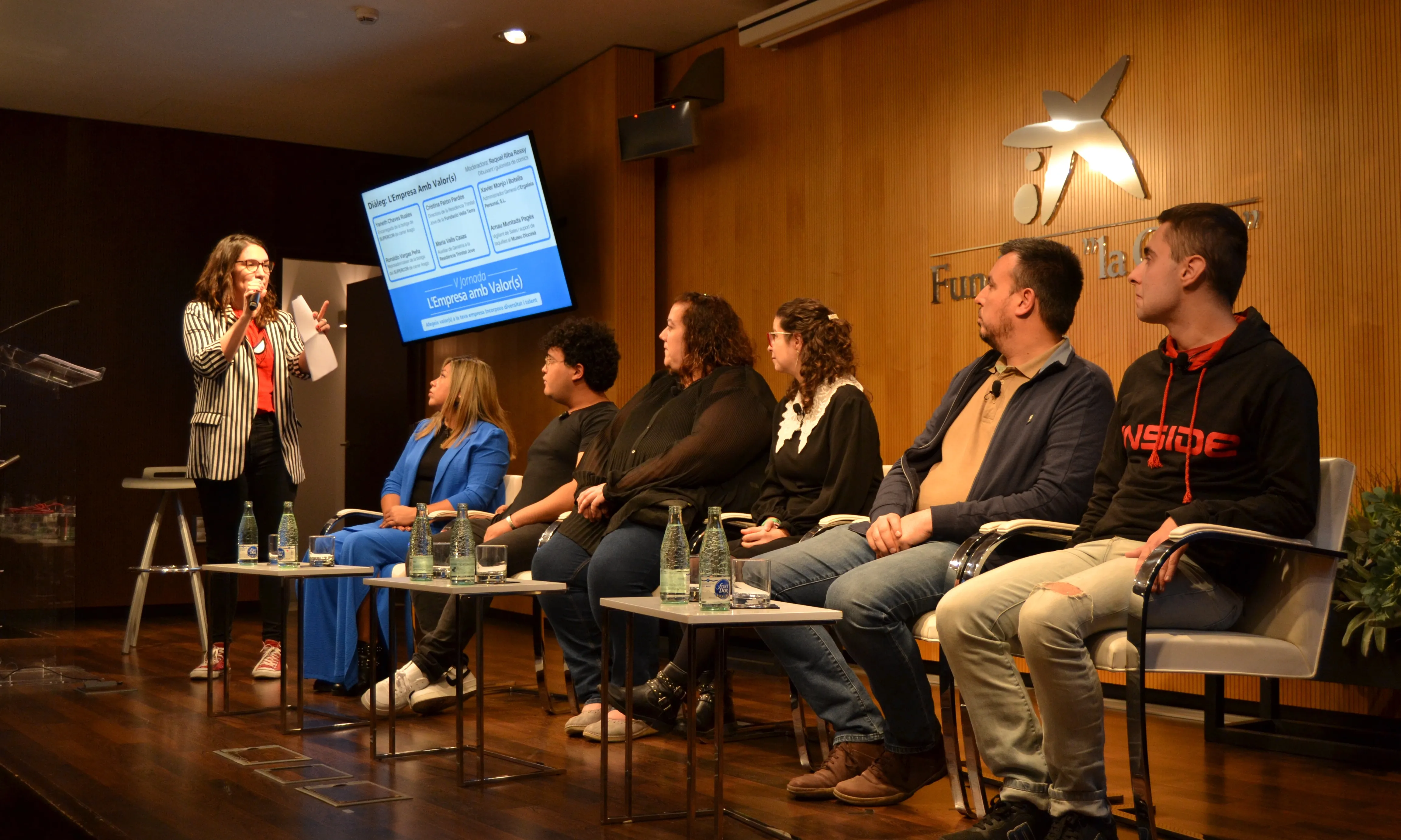 Yaneth Chaves, Ronaldo Vargas, Cristina Patón, Maria Valls, Xavier Monjo i Arnau muntada com a ponents de la taula rodona amb la moderadora Raquel Riba