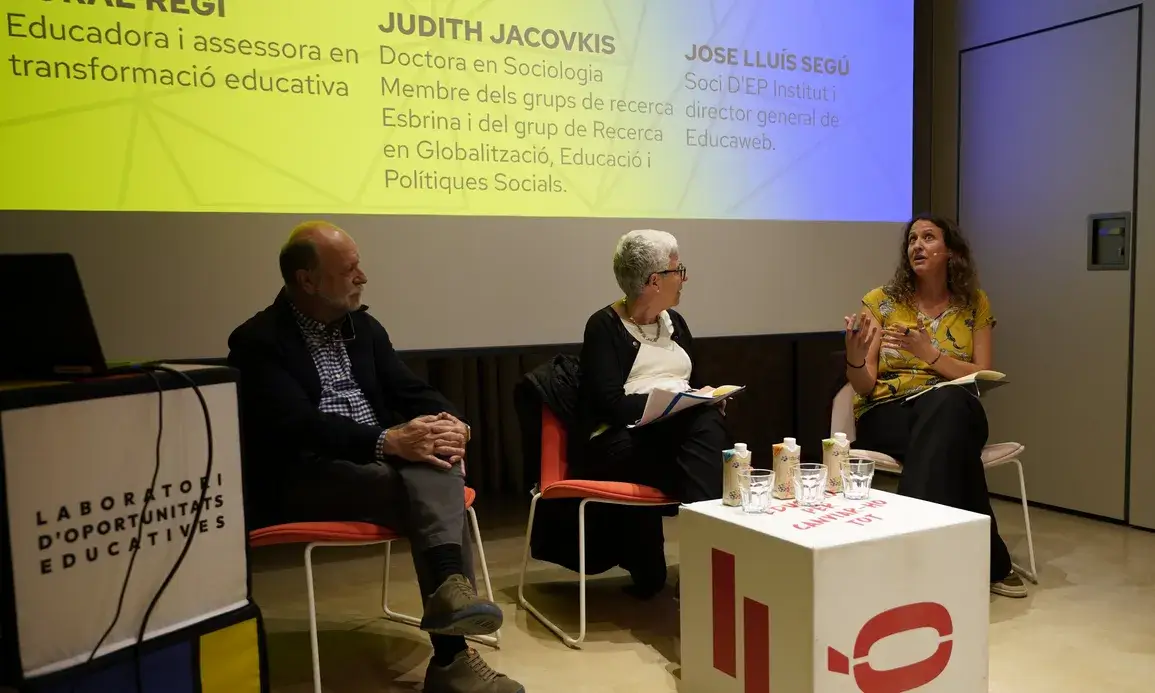 D'esquerra a dreta, José Luis Segú, Coral Regí i Judith Jacovkis durant la primera part de l'Exploratori. Font: Fundació Bofill.