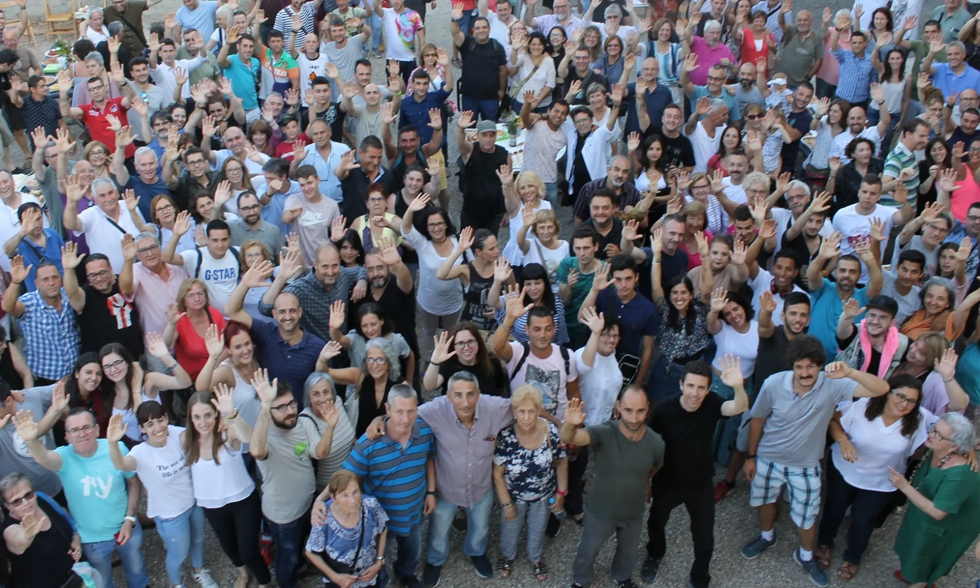 Fotografia de família de les persones professionals assalariades i de les voluntàries del Projecte Home Catalunya.