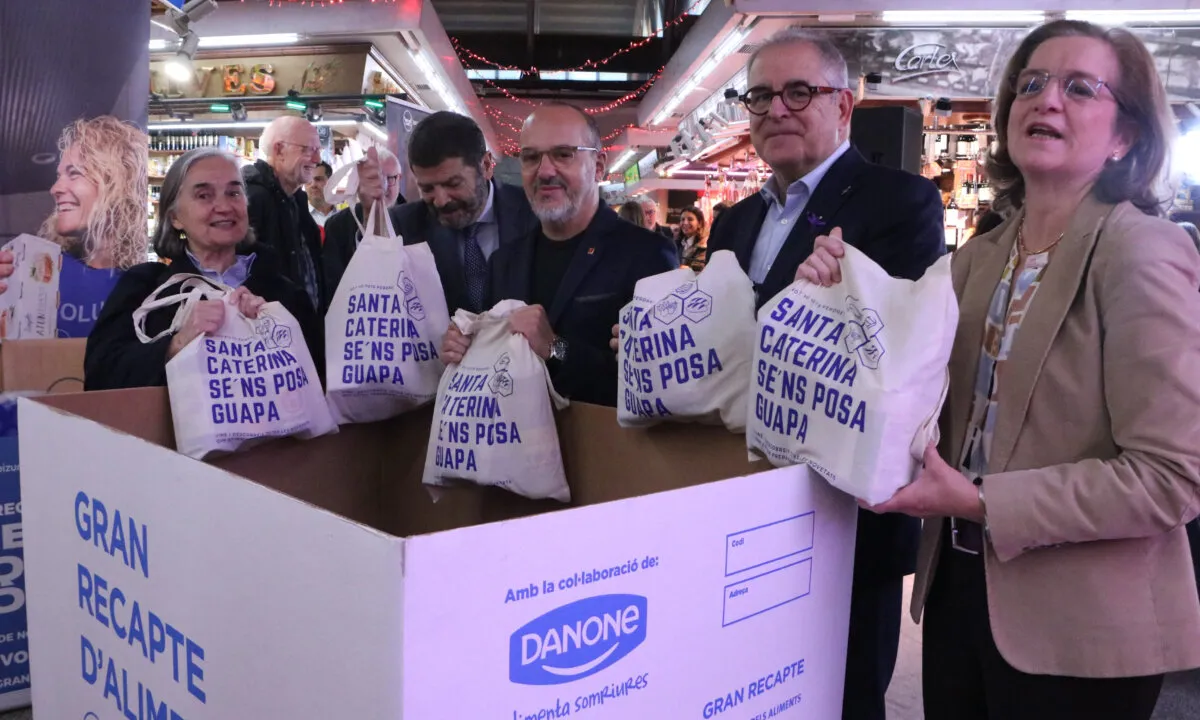 Un moment de l'acte oficial de posada en marxa del Gran Recapte, a Barcelona, amb el conseller de Drets Socials, Carles Campuzano, i responsables del Banc dels Aliments de Barcelona.