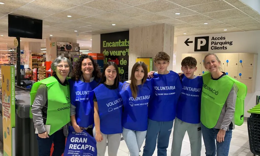 Un dels grups de voluntariat ja preparat per dinamitzar el primer matí de Gran Recapte.