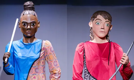 Representen una parella de persones contemporànies allunyada de l'heterosexualitat obligatòria, ja que això no determina ni l'orientació sexual ni la seva identitat de gènere.