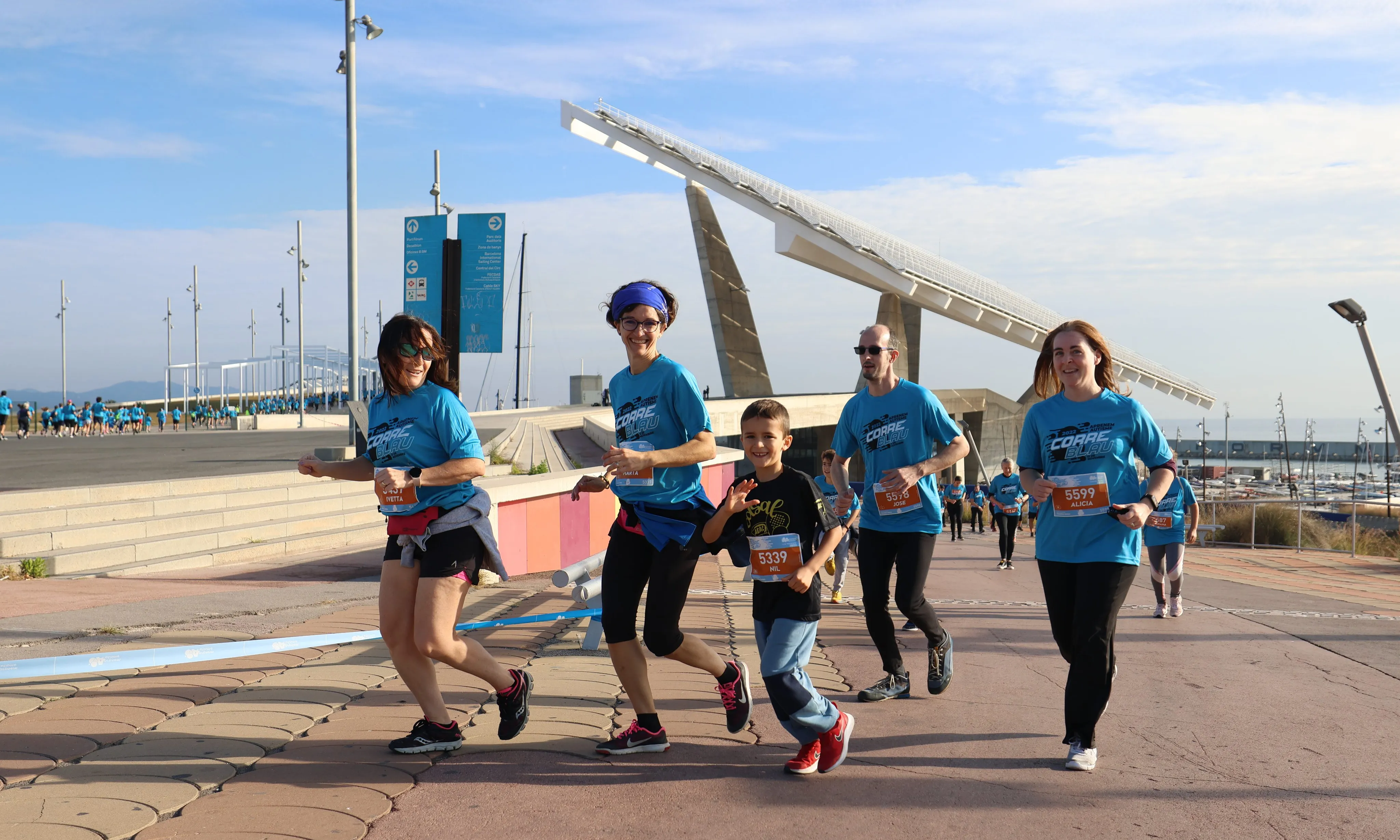 Algunes de les participants en l'edició de l'any passat de la cursa CorreBlau al Parc del Fòrum. Font: Aprenem Autisme.