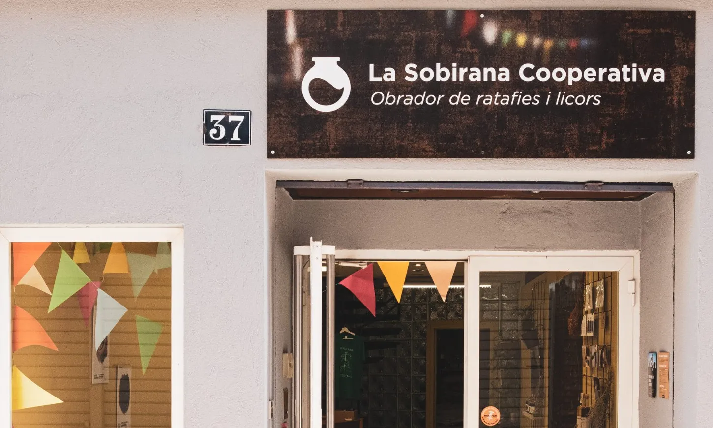 La cooperativa ha obert el primer obrador de ratafia a Santa Coloma de Farners, capital mundial d'aquesta beguda tradicional.