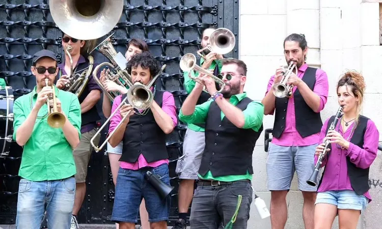 La Barcelona Marching Band serà una de les grans protagonistes del Raval(s) d'enguany amb la seva cercavila de jazz i swing. Font: Fundació Tot Raval.