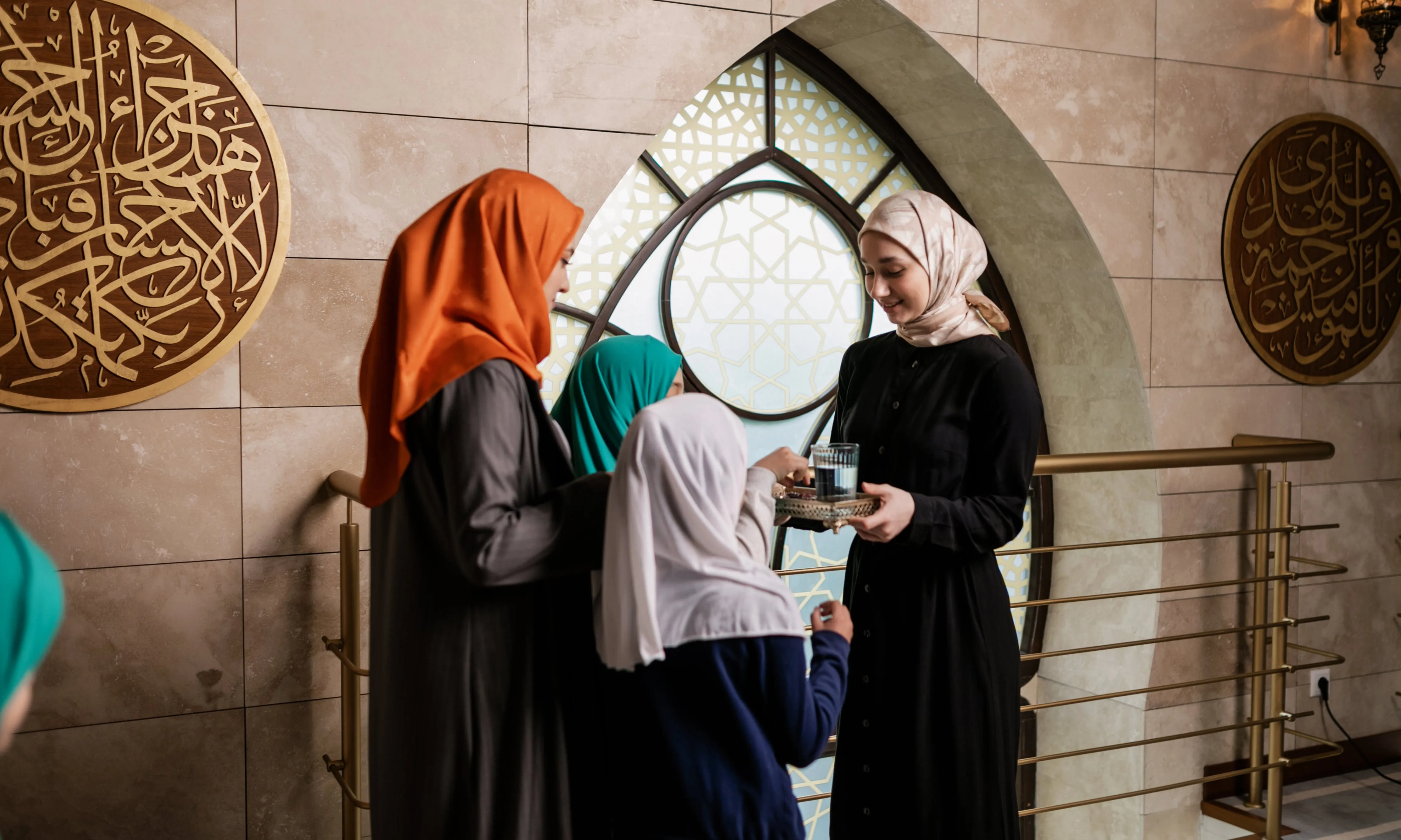 Grup de persones en una mesquita. Font: Pexels - Alena Darmel