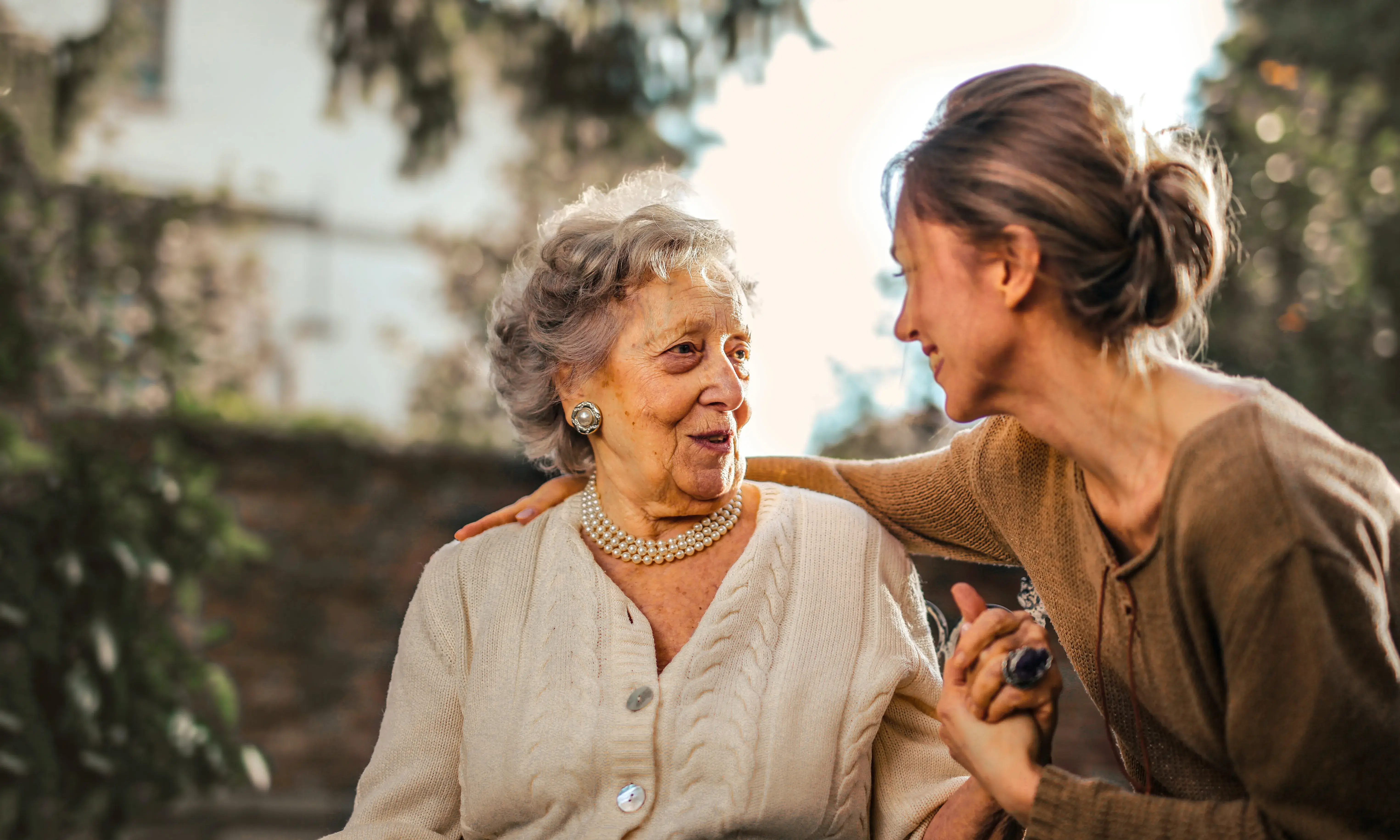 Familiar cuidant a una persona gran. Font: Pexels - Andrea Piacquadio