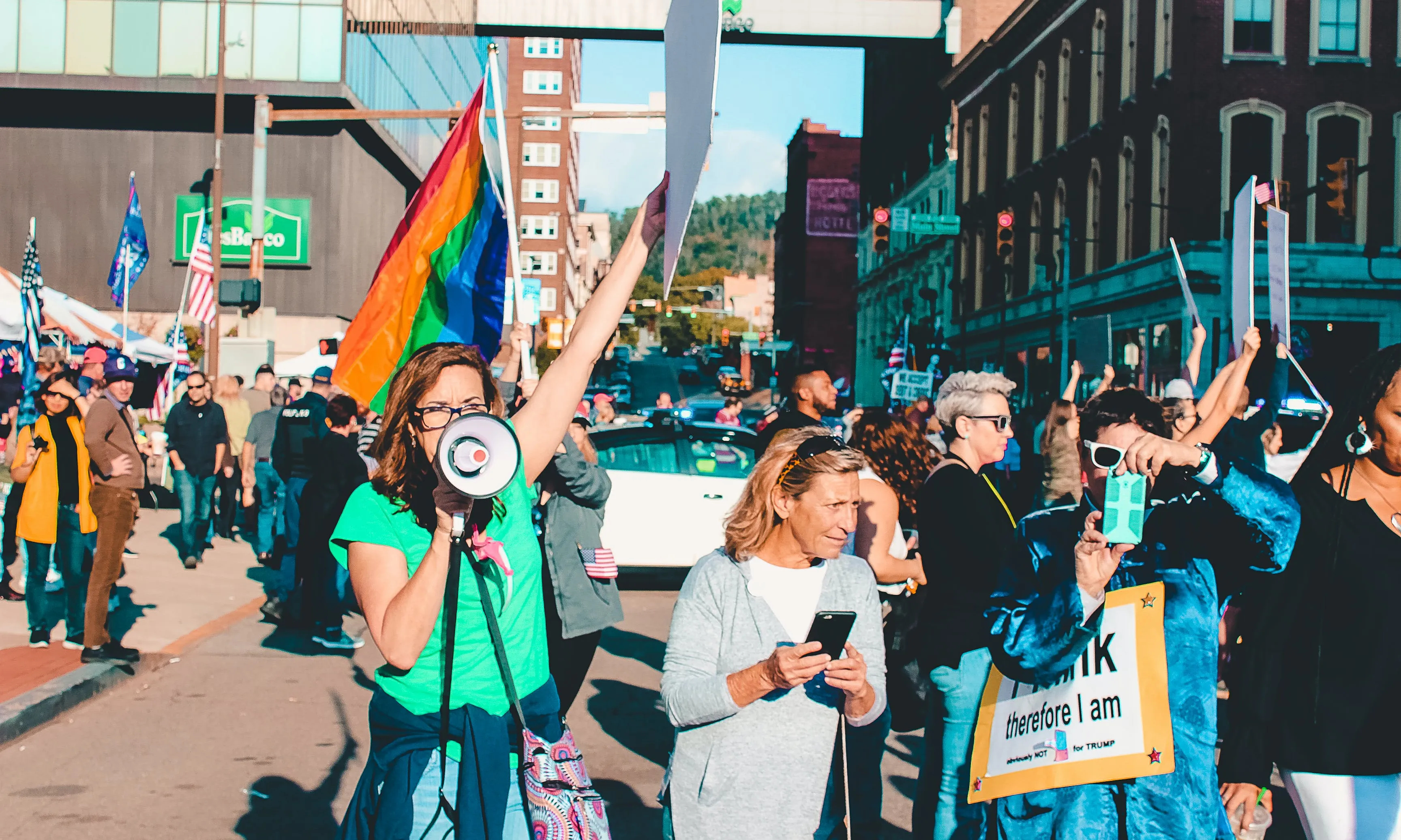Gent amb banderes manifestant-se. Font: Pexels - Rosemary Ketchum