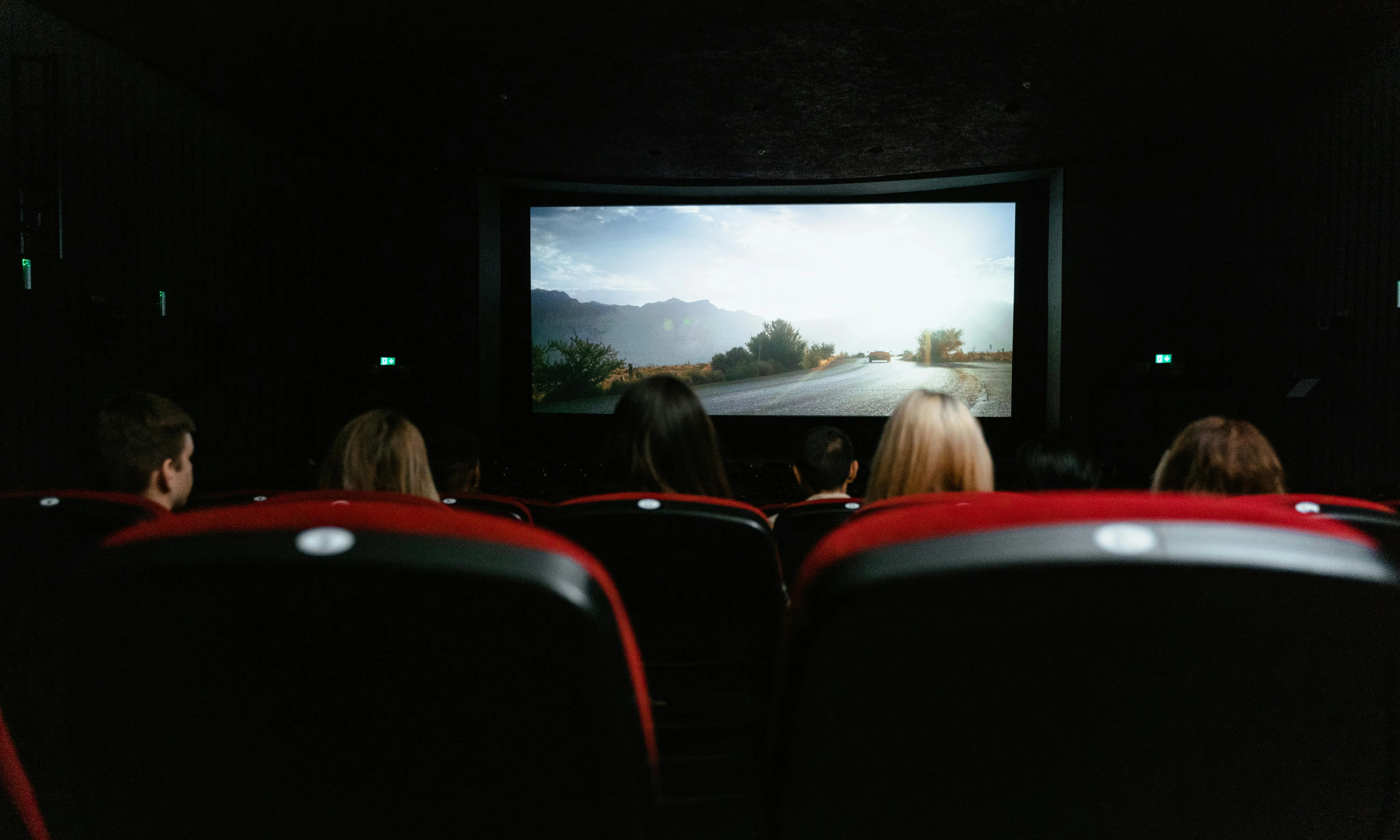 Persones mirant una peli en una sala de cinema. Font: Pexels - Tima Miroshnichenko