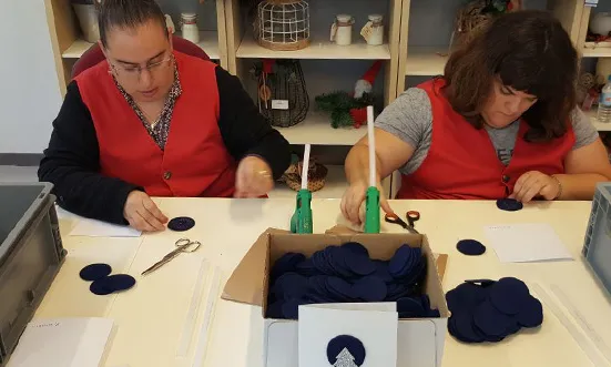 Entre altres productes, als tallers de la Fundació Portolà s'elaboren postals de Nadal.