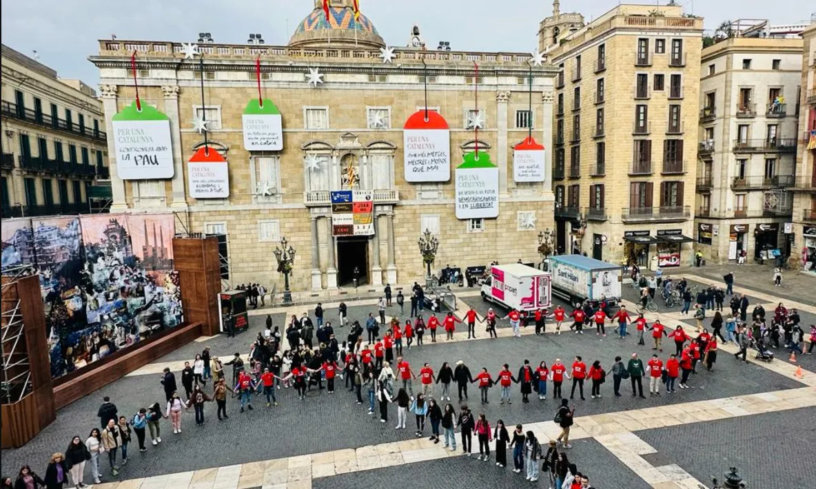 Les entitats membres del Comitè formant un llaç humà gegant a la plaça Sant Jaume de Barcelona. Font: Comitè 1r de Desembre.