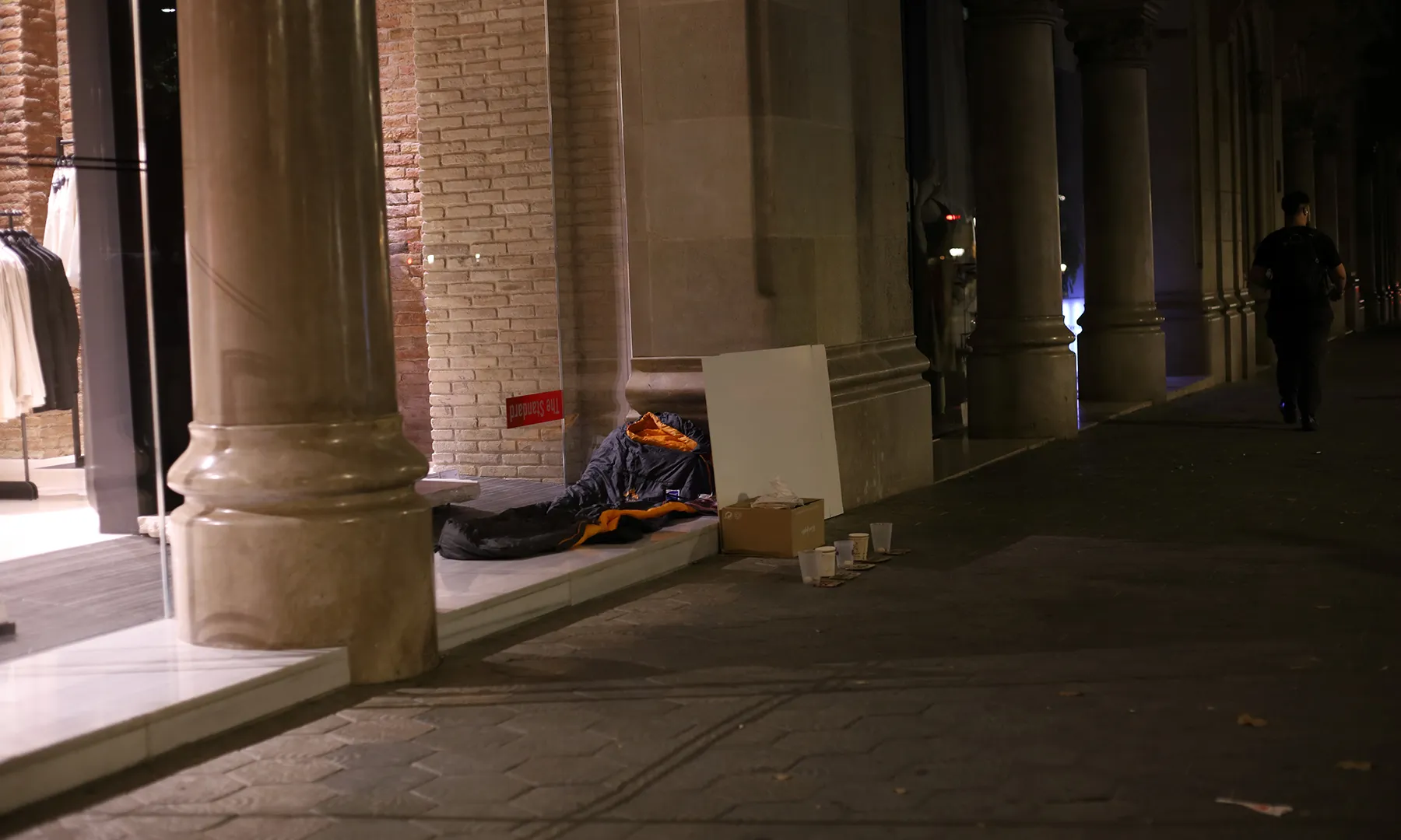 Segons l'últim cens fet per Arrels Fundació, va ser el juny del 2022, almenys 1.231 persones dormen cada nit al ras a Barcelona.