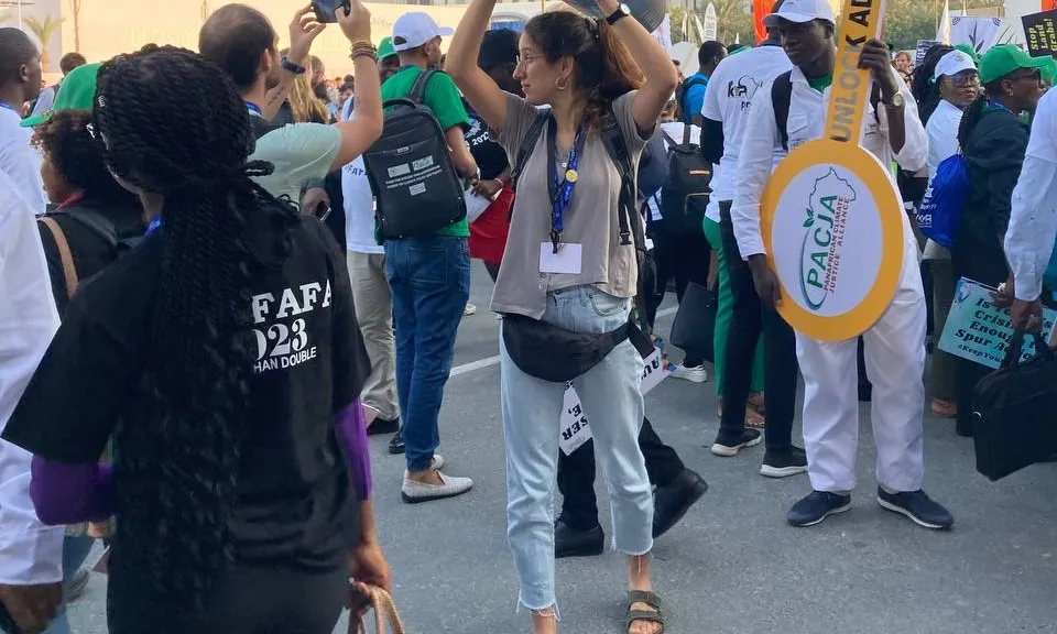 Clàudia Custodio, investigadora de l'Observatori del Deute en la Globalització, en una acció a la COP28.