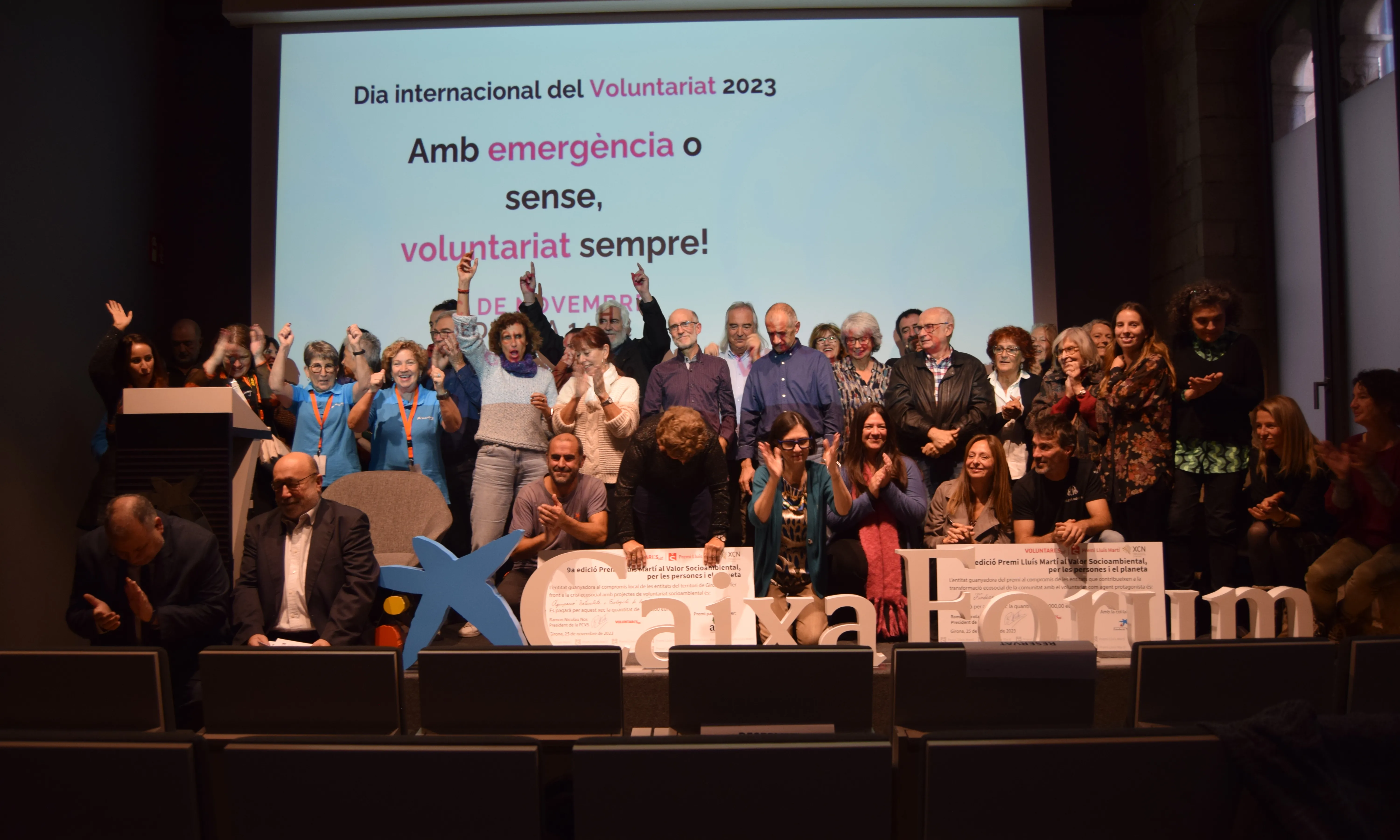 Fotografia del final de l'acte de celebració del Dia Mundial del Voluntariat a Girona el 25 de novembre.