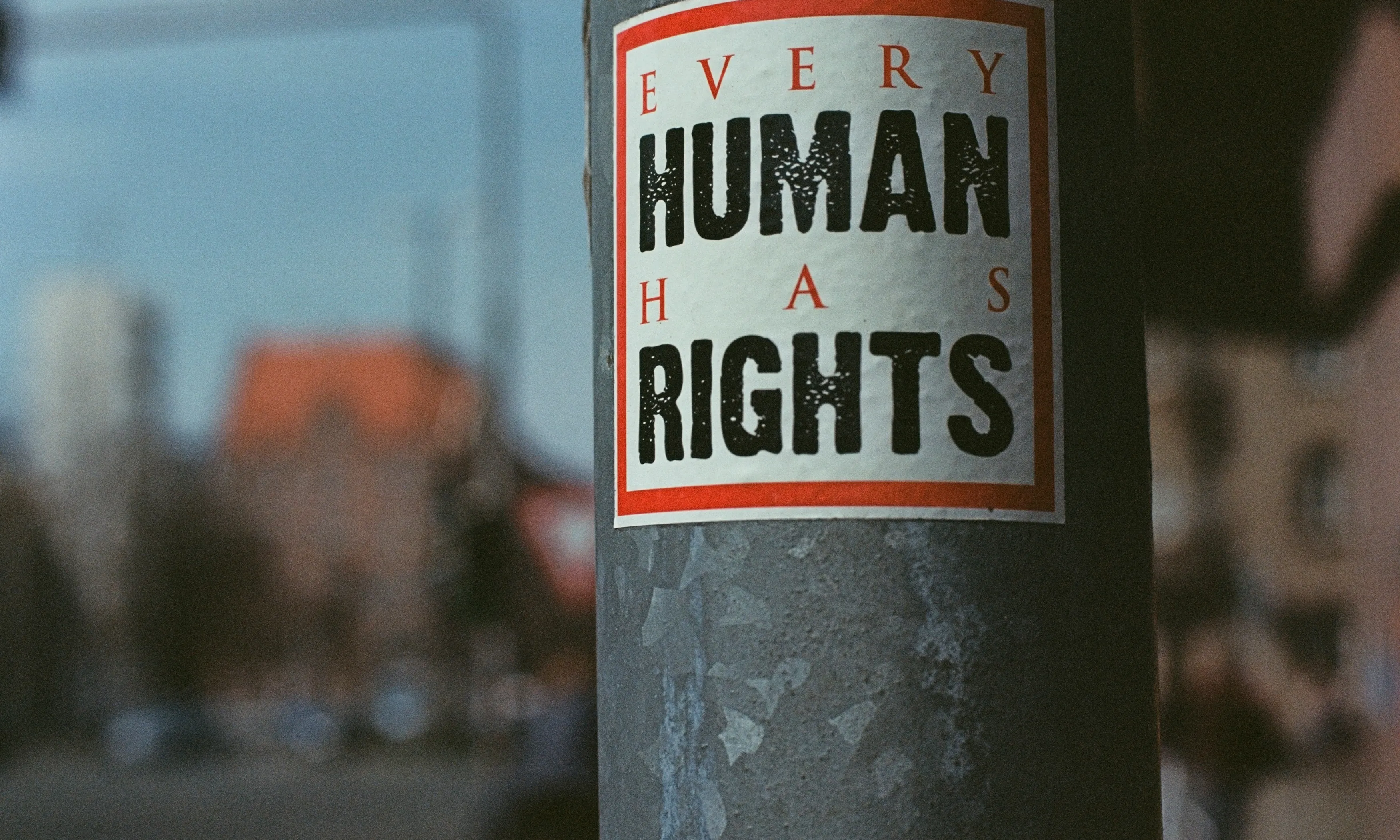 La Declaració Universal dels Drets Humans reconeix que "tots els éssers humans neixen lliures i iguals en dignitat i en drets".
