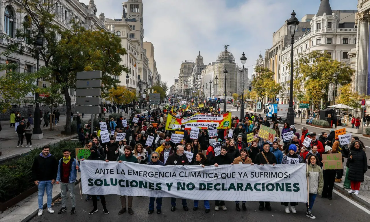 Les mobilitzacions ciutadanes reclamen la fi dels combustibles fòssils en el marc de la COP28.