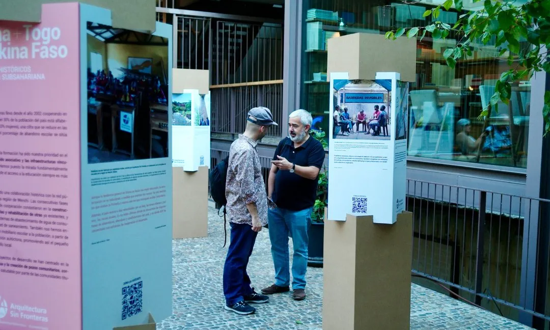 L’exposició fotogràfica 'Love is in the AID' il·lustra els 30 anys de treball d'Arquitectura Sense Fronteres.