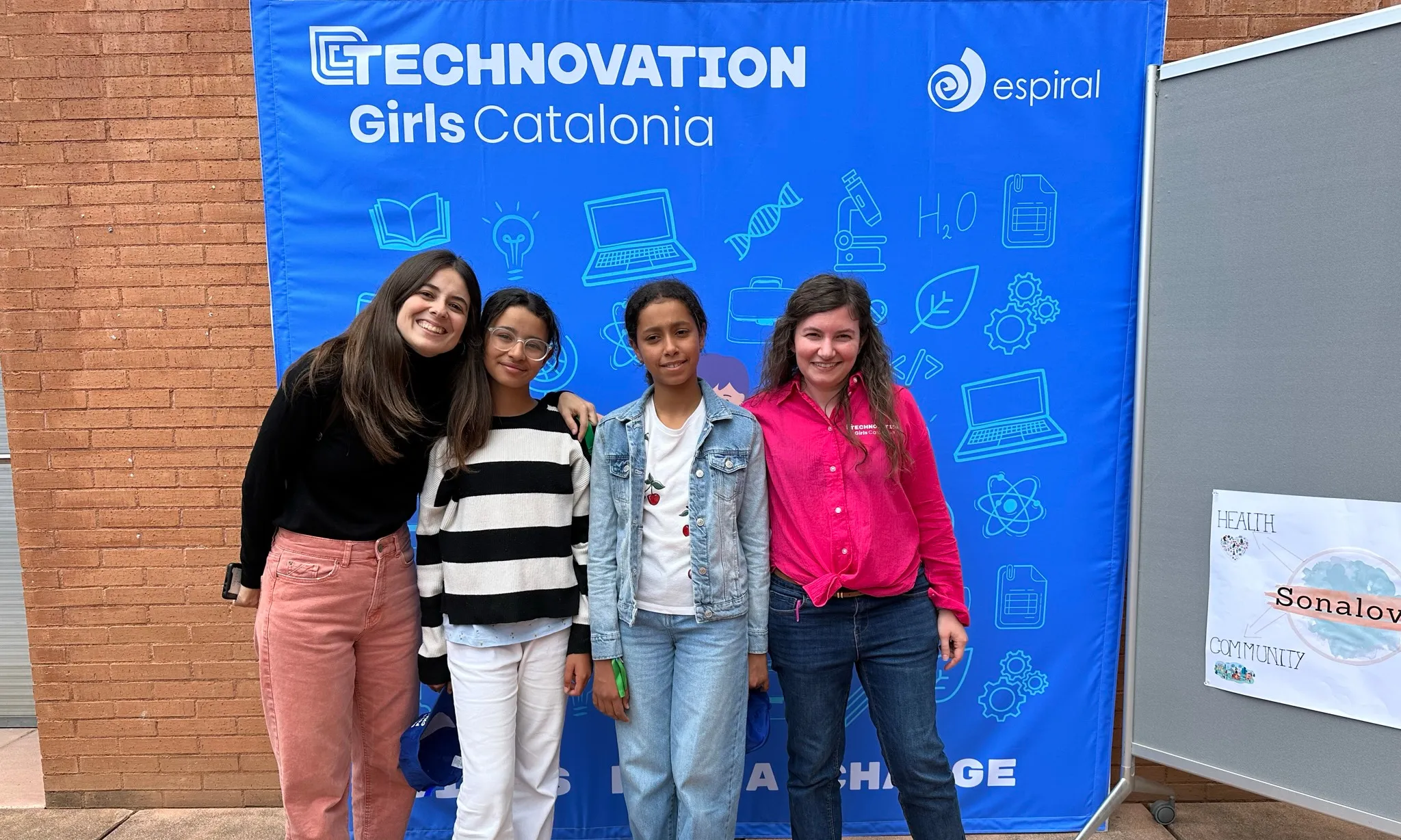 La tecnòloga Noelia Alvarez (a la dreta, de rosa), ambaixadora de 'Technovation Girls Catalonia', amb algunes de les participants en la iniciativa. Font: Noelia Alvarez.