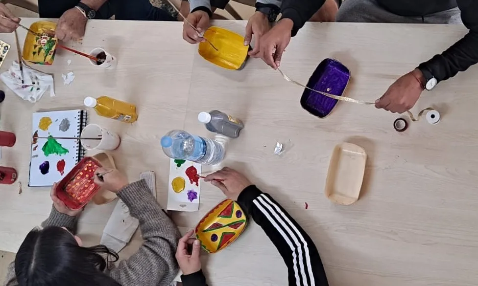 Els voluntaris i voluntàries participen en activitats per trencar l'aïllament de les persones internes a les presons.