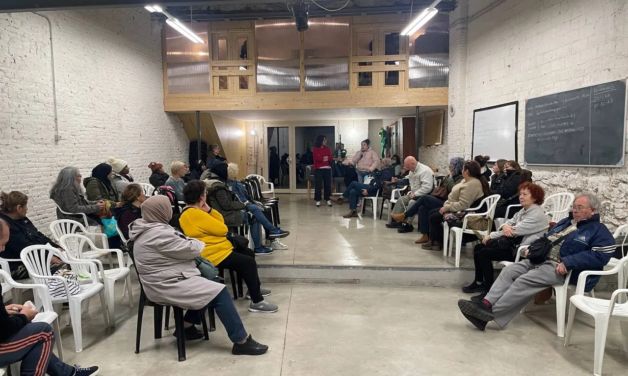 La plataforma organitza assemblees cada setmana amb famílies afectades per la crisi de l'habitatge.