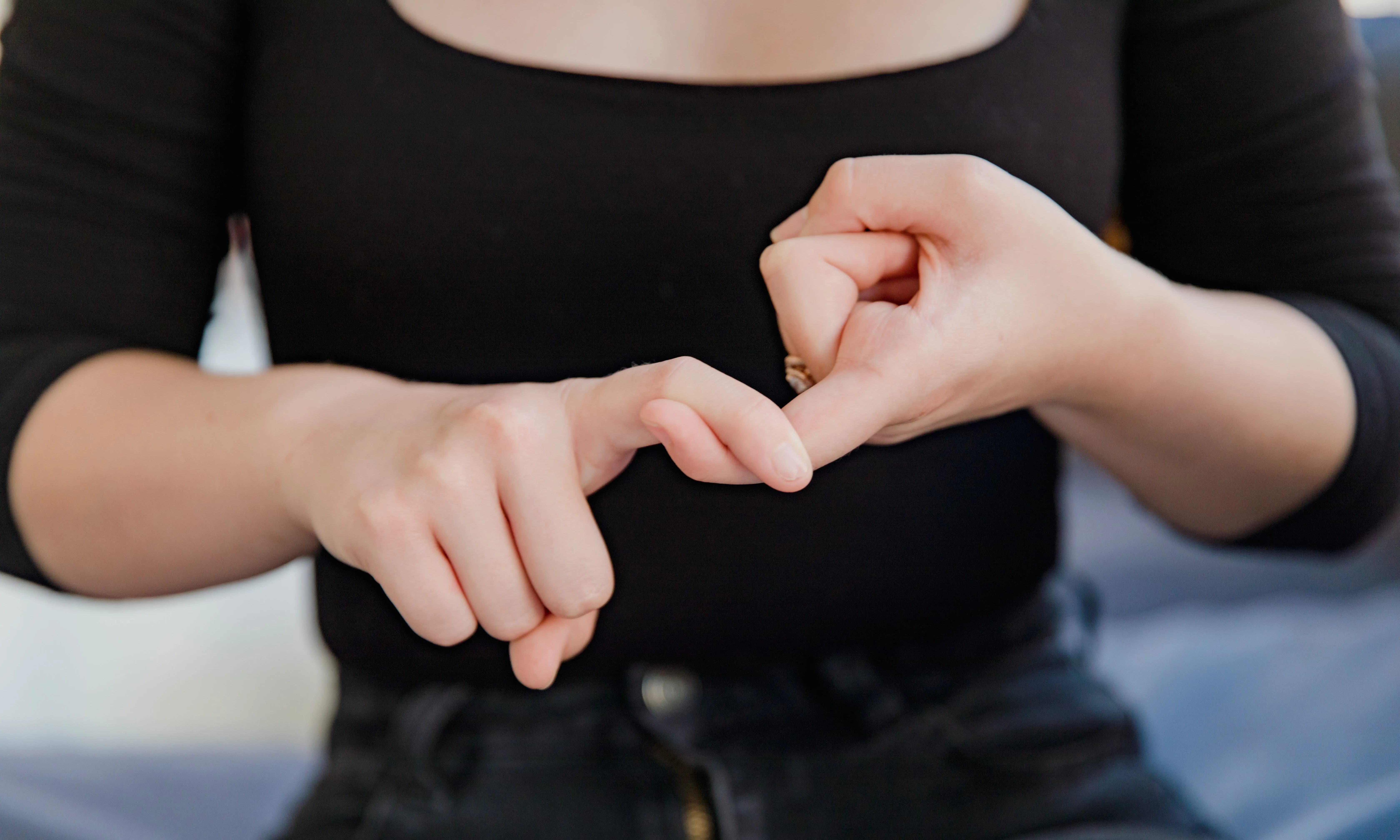 Persona signant. Font: Pexels - RDNE Stock project Persona signant. Font: Pexels - RDNE Stock project