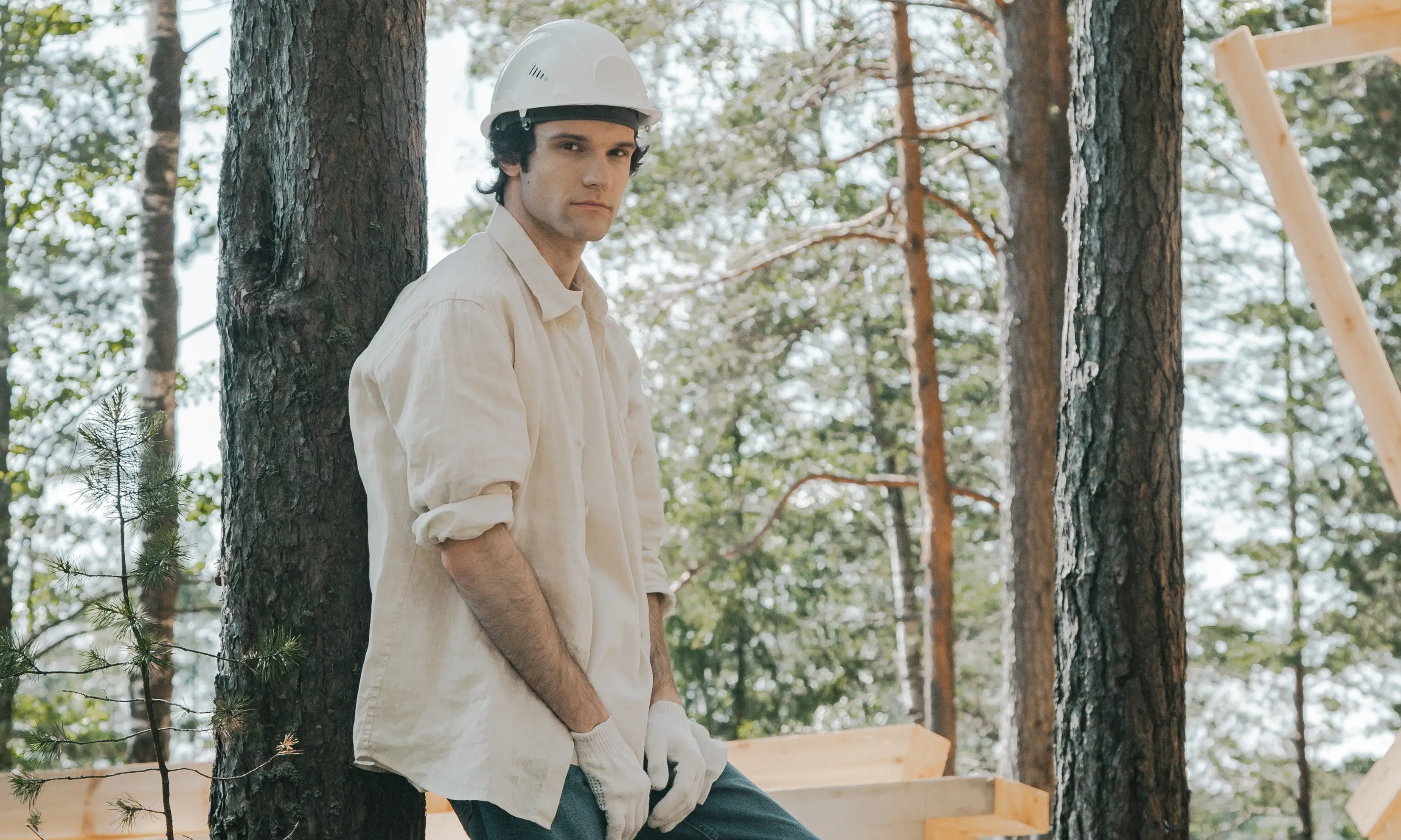 Noi treballant en un bosc. Font: Pexels - Ron Lach